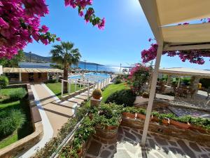 vista su un patio fiorito e sulla piscina di Marmari Bay Hotel a Marmari