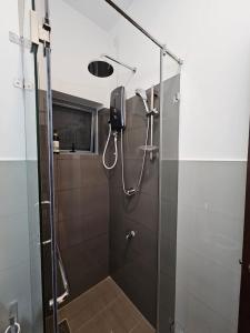 y baño con ducha y puerta de cristal. en Colombo Breeze malabe en Malabe