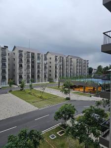 una calle vacía frente a los edificios de apartamentos en Colombo Breeze malabe en Malabe