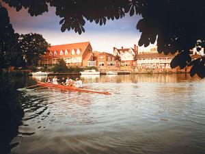 un gruppo di persone in barca a remi sull'acqua di Mercure London Staines-upon-Thames Hotel a Staines