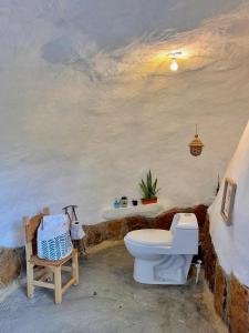 La salle de bains est pourvue de toilettes et d'un lavabo. dans l'établissement Bahareque glamping, à Barichara