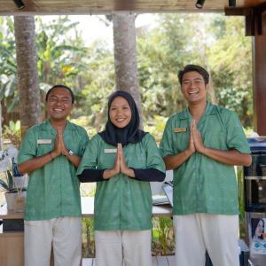 un gruppo di tre persone in scrub verdi che eseguono una serie di interventi aoratici in licazione di TIKA Lombok a Kuta Lombok