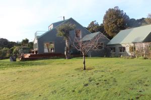 une maison avec un petit arbre dans la cour dans l'établissement Tui Hideaway, à Invercargill