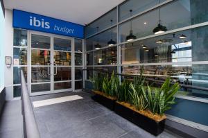 przód sklepu z roślinami przed budynkiem w obiekcie ibis budget Sydney East w mieście Sydney