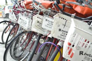 uma fila de bicicletas estacionadas uma ao lado da outra em Ringo's Foyer em Malaca