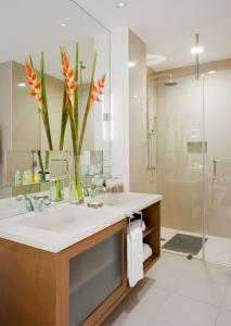 y baño con lavabo grande y ducha. en Hotel St. Ellis en Legazpi