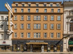 um hotel em frente a um grande edifício em Hotel Stefanie - VIENNA'S OLDEST HOTEL em Viena