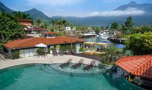 una grande piscina con due sedie in un resort di Angra Boutique Hotel ad Angra dos Reis