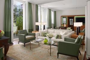 Een zitgedeelte bij Four Seasons Hotel Milano