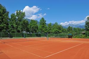 Facilități de tenis și/sau squash la sau în apropiere de Castello del Sole Beach Resort&SPA