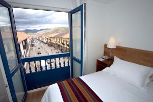 เตียงในห้องที่ Hotel Plaza de Armas Cusco