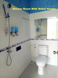 La salle de bains est pourvue d'une douche et de toilettes. dans l'établissement Nariska Suite Homestay, à Yogyakarta