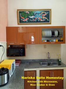 Cuisine ou kitchenette dans l'établissement Nariska Suite Homestay