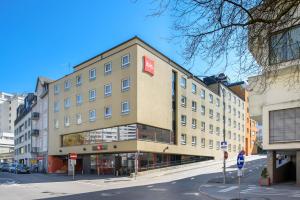 un edificio con una señal roja en una calle en Hotel Ibis Bregenz en Bregenz