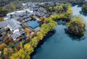 eine Luftansicht eines Hauses auf dem Wasser in der Unterkunft Four Seasons Hotel Hangzhou at West Lake in Hangzhou