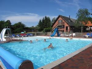 un grupo de personas en una piscina en Lyngholt Familiecamping, en Allinge