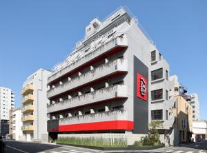 東京にあるレッドルーフイン　蒲田/羽田　東京のバルコニー付きの建物