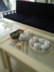 una mesa de cristal con un set de té encima en SeaSala Hotel en Vung Tau