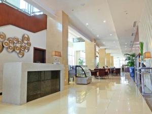 Mandarin Plaza Hotel tesisinde bir oturma alanı