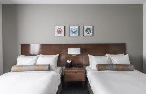 Cama ou camas em um quarto em Edgewater Hotel