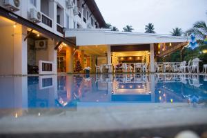 uitzicht op een zwembad in een hotel bij Natural Samui Hotel in Bophut 