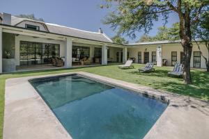 una piscina en el patio trasero de una casa en The Whyte House en Graaff-Reinet