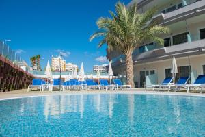 Peldbaseins naktsmītnē HL Suitehotel Playa del Inglés - Adults Only vai tās tuvumā