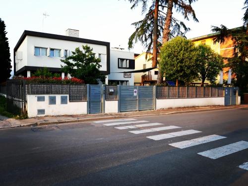 una strada vuota con una casa e una recinzione di Anda e Rianda a Campi Bisenzio