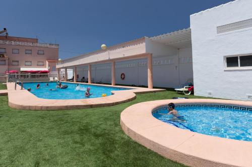 eine Gruppe von Personen in einem Pool in einem Gebäude in der Unterkunft Camping Los Llanos in Denia