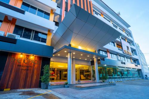 una fachada de un edificio con un edificio en The Space Hotel Chiang Rai, en Chiang Rai