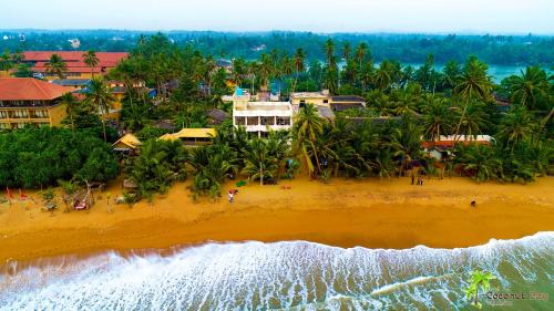 uma vista aérea de uma praia num resort em Hotel Coconut Bay em Kalutara