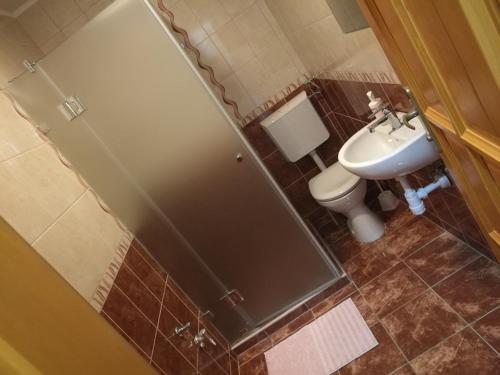 uma casa de banho com um WC e um lavatório em ANGEL´S VENDÉGHÁZ em Eger