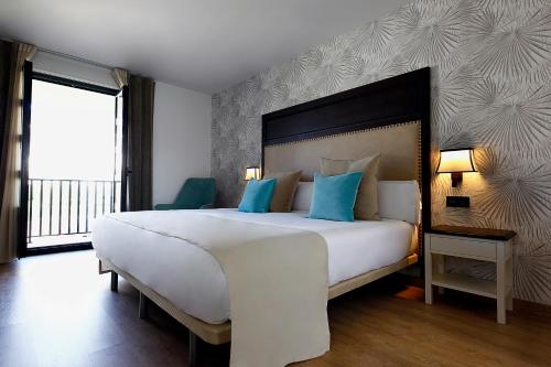 Uma cama ou camas num quarto em VISTALEGRE Hotel-Spa