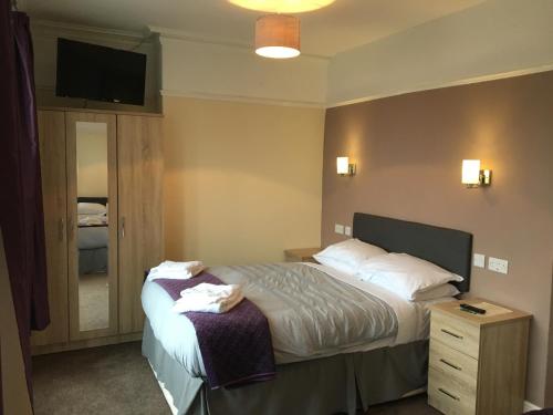 Кровать или кровати в номере The Waverley Hotel Maryport