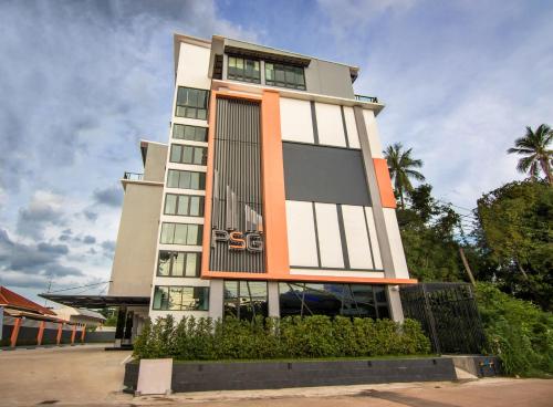 un bâtiment avec des tons orange et blanc dans l'établissement PSG Hotel, à Udon Thani