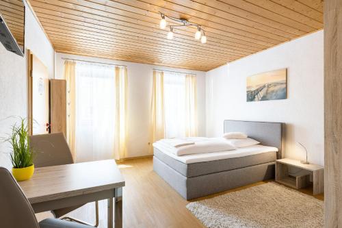 Una cama o camas en una habitación de Bayerischer Hof