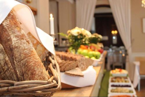 een buffet met brood en fruit op een tafel bij Lindesbergs Stadshotell in Lindesberg