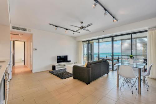 A television and/or entertainment centre at Darwin Waterfront Short Stay Apartments