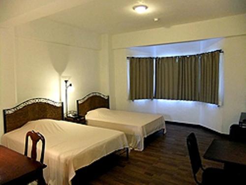 Tempat tidur dalam kamar di Himawari Hotel