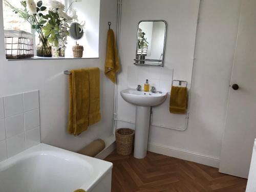 A bathroom at Coombe Lodge Farm House