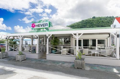 グラン・カーズにあるHevea Hotelの店内に看板を貼った店