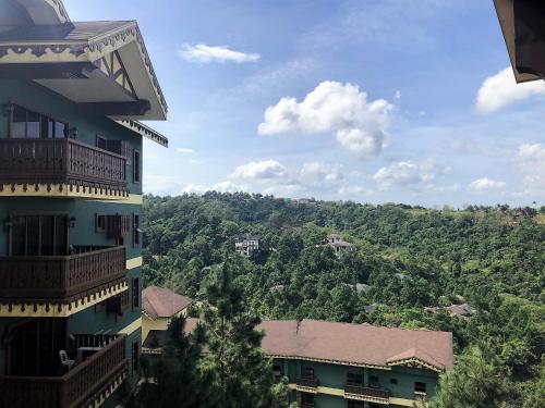 un edificio de apartamentos con vistas al bosque en Crosswinds Resort One Bedroom Condo Suite en Tagaytay