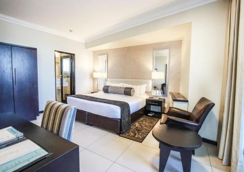 Tempat tidur dalam kamar di Blue Waters Hotel