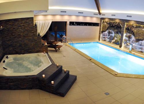 Kolam renang di atau di dekat Hotel Dębowe Wzgórze Wellness & Spa - Dokonaj rezerwacji dwóch noclegów w tygodniu, a otrzymasz poranny masaż gratis!