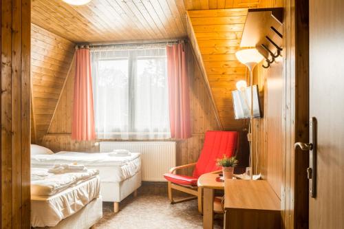 Tempat tidur dalam kamar di Hotel Konopiště Nová Myslivna