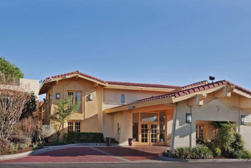 una casa grande con una entrada delante de ella en La Quinta Inn by Wyndham Austin Oltorf, en Austin