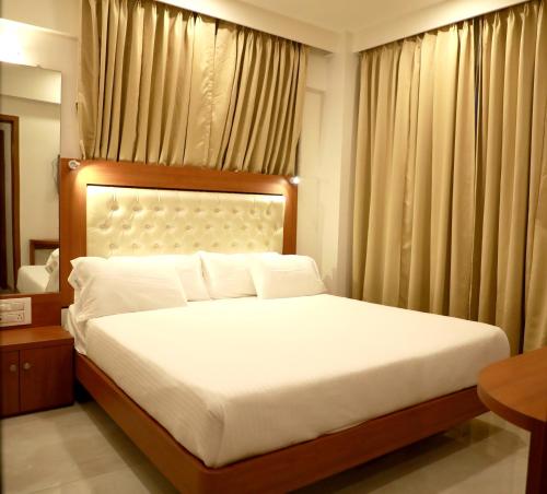 A bed or beds in a room at Hotel Lords, Fort