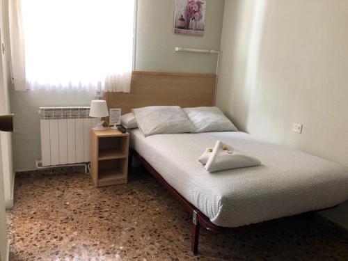 Łóżko lub łóżka w pokoju w obiekcie Hostal Milmarcos