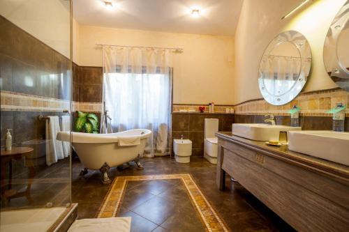 Un baño de The Maji Beach Boutique Hotel