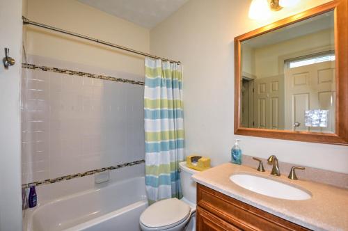 Bathroom sa Egleston Square Condo Jamaica Plain with parking